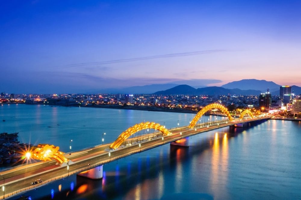 Cầu Rồng tọa lạc ngay trung tâm thành phố Đà Nẵng